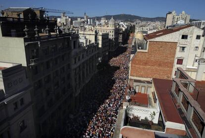 Vista general de la Via Laietana durant la manifestació convocada per Societat Civil Catalana en defensa de la unitat d'Espanya sota el lema "Prou! Recuperem el seny".