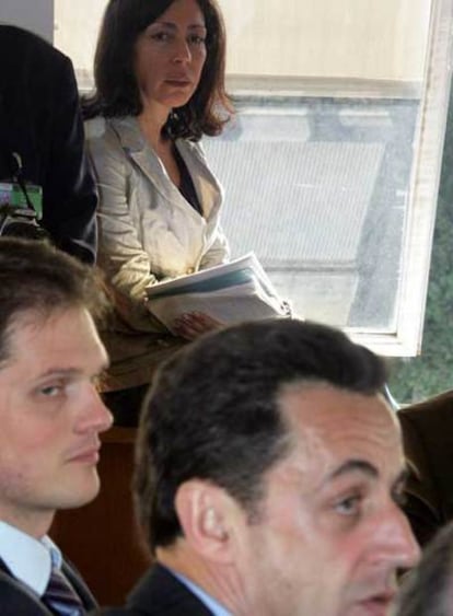 Yasmina Reza viaja junto a Nicolas Sarkozy el pasado marzo, durante la campaña.