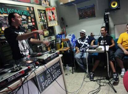 Los miembros del grupo de <i>hip-hop</i> La Excepción, en plena grabación de <i>Radio Taraská,</i> programa de radio para Internet.