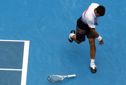 Djokovic estrella su raqueta contra el suelo tras perder un punto durante un partido de segunda ronda contra el sueco Marco Chiudinelli en el Open de Australia, en Melbourne, el 21 de enero de 2010.