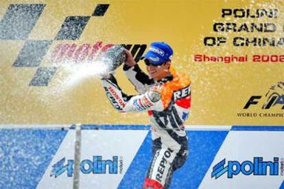 Dani Pedrosa celebra su triunfo en Shanghai.