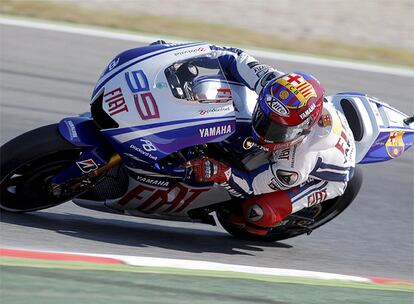 Con el escudo del F.C. Barcelona decorando su casco, su mono y su moto, Jorge Lorenzo le ha arrebatado la 'pole position' a su compañero Rossi en la penúltima vuelta de la sesión de calificación. Sale primero en el Gran Premio.