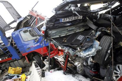 Restos del tráiler cuyo conductor falleció, que transportaba furgonetas destinadas a los Mossos d'Esquadra.