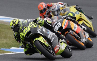 Andrea Iannone, en primer término, por delante de Marc Márquez (número 93).