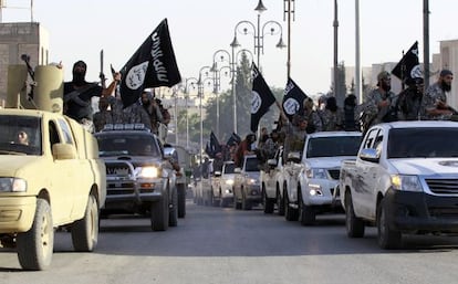 Desfile de membros do EI em Raqqa, no começo do verão, para celebrar a proclamação de um califado no Iraque e Síria.