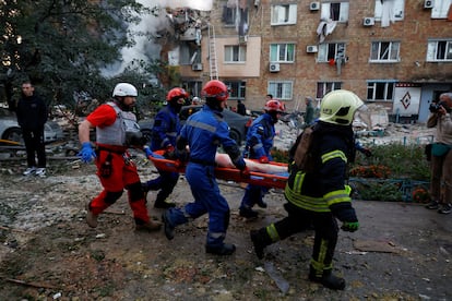 Los servicios de emergencias trasladan a una víctima del ataque ruso de este jueves contra Kiev.
