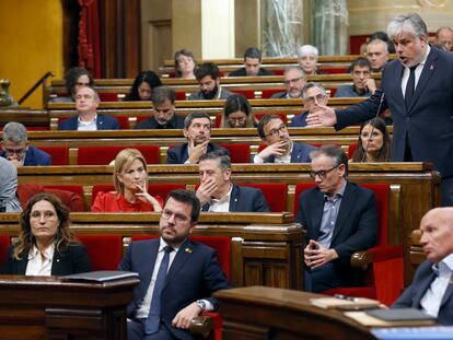 El portavoz de Junts, Albert Batet, este miércoles, interpelando al president Pere Aragonès en el pleno del Parlament.