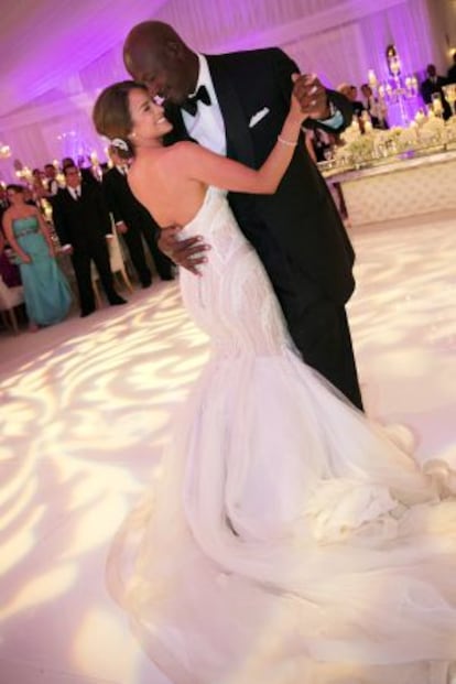 Michael Jordan baila con su mujer Yvette Prieto.