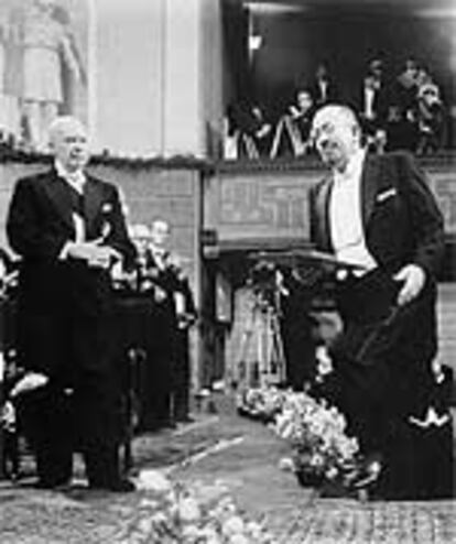 El autor estadounidense John Steinbeck, recibiendo el Premio Nobel en Estocolmo en 1962.