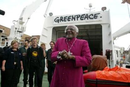 El arzobispo de Ciudad del Cabo recibe a la delegación de Greenpeace a su llegada a la ciudad en el buque <i>Esperanza</i>.