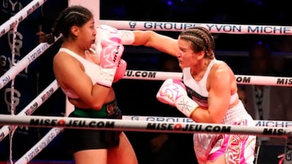 boxeadora mexicana Jeannette Zacarías recibe un puñetazo
