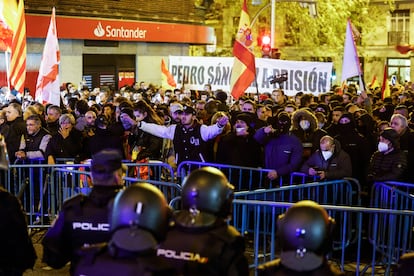 Manifestantes ultras lanzan soflamas contra la policía en la calle de Ferraz