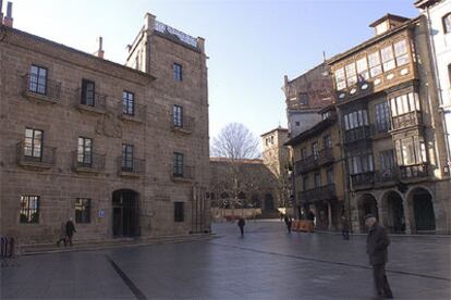 Plaza de España de Avilés, con la fachada del edificio barroco que alberga el NH Palacio de Ferrera.