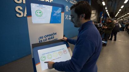 Un cliente rellena una encuesta de satisfacción en el Decathlon de Alcobendas, Madrid. 