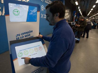 Un cliente rellena una encuesta de satisfacción en el Decathlon de Alcobendas, Madrid. 