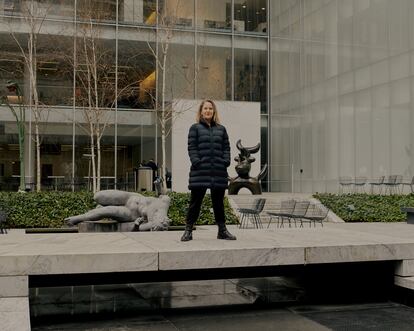 “El mundo virtual no es tecnológico, es un estado mental”, sostiene la arquitecta Paola Antonelli, retratada en el jardín de las esculturas del MoMa. 