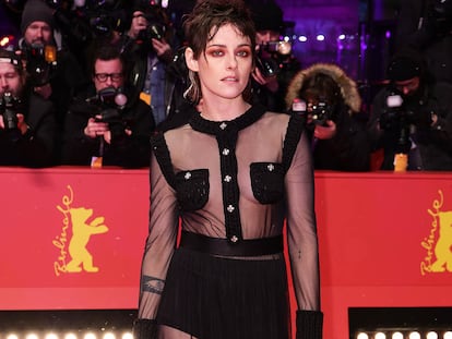 La presidenta del jurado internacional de la Berlinale   Kristen Stewart llegando a la ceremonia de clausura del festival.