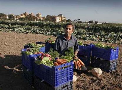 Los agricultores han aprendido a vender por Internet. Ofrecen fruta y verdura directos de la huerta al domicilio.