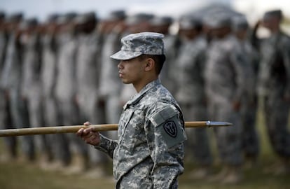 Soldados americanos de las fuerzas de paz de la OTAN celebran el Día de la Independencia de EE.UU en el campo de Bondsteel, en Kosovo.