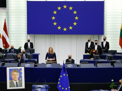 En pie, la presidenta en funciones del Parlamento Europeo, Roberta Metsola, durante el homenaje al fallecido presidente de la Eurocámara, David Sassoli.