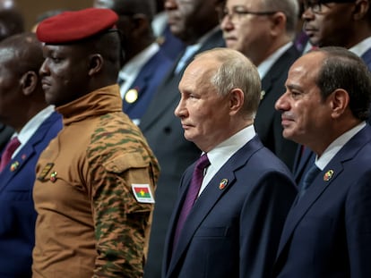 El capitán Ibrahim Traoré, presidente de Burkina Faso, y el líder ruso Vladímir Putin, junto al egipcio Al Sisi, durante la cumbre África-Rusia del pasado 28 de julio en San Petersburgo (Rusia).