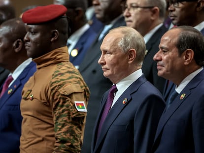 El capitán Ibrahim Traoré, presidente de Burkina Faso, y el líder ruso Vladimir Putin, junto al egipcio Al Sisi, durante la cumbre África-Rusia del pasado 28 de julio en San Petersburgo.