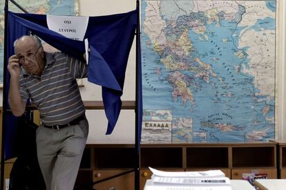 El president de Grècia, Prokopis Pavlópulos, espera que el resultat de les eleccions generals que se celebren aquest diumenge justifiqui l'"enorme sacrifici" que el poble grec ha fet els últims anys. A la imatge, un home abans de votar a Atenes (Grècia).