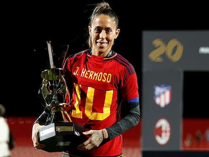 Lola Gallardo, el sábado con un trofeo de pretemporada en Alcalá de Henares (Madrid), con la camiseta de Jenni Hermoso.