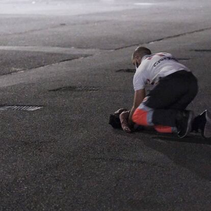 Un voluntario de Cruz Roja reanima a un bebé que llegó en parada cardíaca al muelle de Arguineguín.