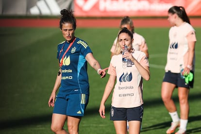 Montse Tomé y Olga Carmona, el pasado martes durante un entrenamiento de la selección en la Ciudad del Fútbol de Las Rozas, a las afueras de Madrid.
