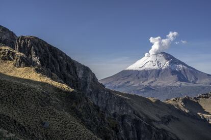 Durante el ascenso al desaparecido glaciar de Ayoloco se escucha a lo lejos el rugido de una exhalación en el Popocatépetl. Ese volcán también albergó glaciares hasta el año 2000, cuando una fuerte erupción los sepultó.