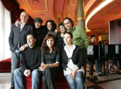 El equipo de <i>Emma</i>, ayer, en el Teatro Arriaga. Abajo, de izquierda a derecha, Ramón Barea, Toni Acosta e Irene Bau. Arriba, Aitor Mazo, Karra Elejalde, Gurutze Beitia, Enriqueta Vega y Gabriel Ocina.