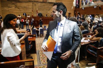 Rocío Monasterio e Ignacio Aguado conversan en el interior de la Asamblea de Madrid tras el discurso de la candidata popular Díaz Ayuso.