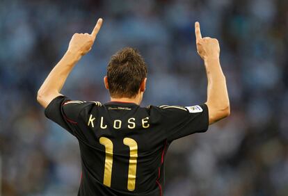 Miroslav Klose celebra su segundo tanto frente a Argentina.