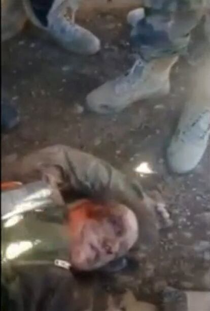 Fotograma de un vídeo en el que supuestamente se ve el cadáver de uno de los pilotos, rodeado de milicianos sirios.