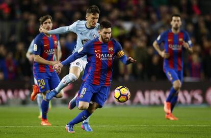 Messi se lleva la pelota frente al jugador del Celta Nemanja Radoja.
