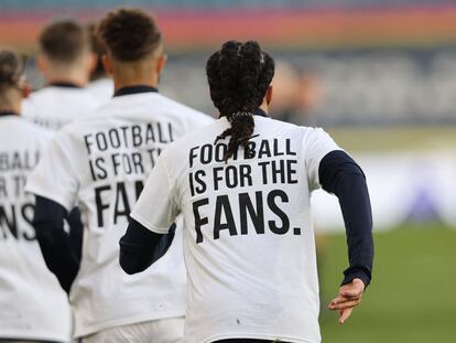 Los jugadores del Leeds United llevan camisetas con lemas en contra de la Superliga, este lunes.