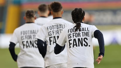 Los jugadores del Leeds United llevan camisetas con lemas en contra de la Superliga, este lunes.