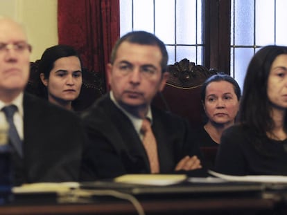 Triana Mart&iacute;nez (segunda por la izquierda), junto a su madre, en el juicio por el asesinato de Isabel Carrasco.