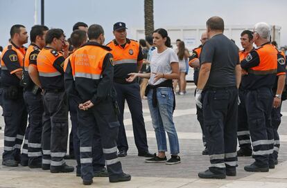 La edil socialista Sandra Gómez con miembros de Protección Ciudadana cuando se hizo cargo de la concejalía en junio de 2015.