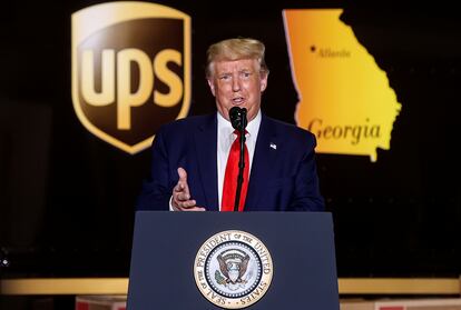 Donald Trump, este miércoles durante un discurso sobre infraestructuras en un centro de UPS en el aeropuerto de Atlanta (Georgia).
