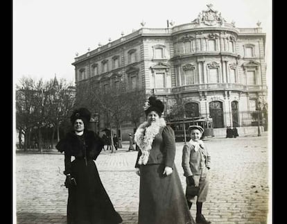 Dos mujeres posan en la Plaza de Cibeles junto a un niño, en el año 1912.