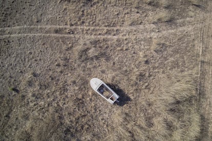 Una barca estancada en una zona seca del embalse de Entrepeñas (Guadalajara).