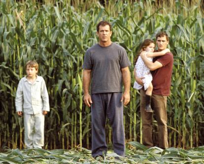 Una imagen de 'Señales', con Mel Gibson (centro) y Joaquin Phoenix.