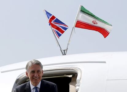 Hammond arriba a Teheran en un avió de la Royal Air Force amb les banderes britànica i iraniana.