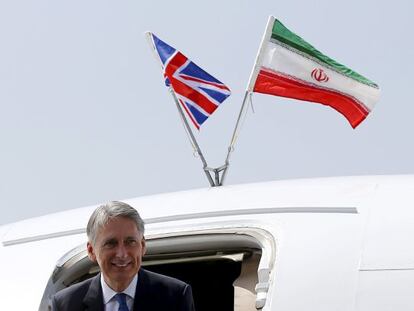 Hammond arriba a Teheran en un avió de la Royal Air Force amb les banderes britànica i iraniana.