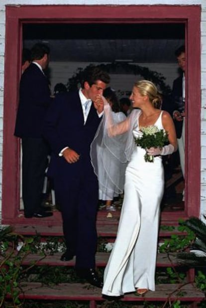 John F. Keneddy Jr. y Carolyne Bessette, el día de su boda el 11 de septiembre de 1996.