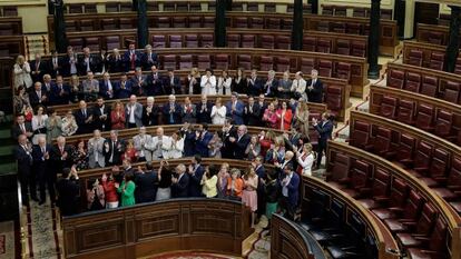 Pedro Sánchez es aplaudido por su grupo parlamentario tras el debate de la moción de censura presentada por su partido. 