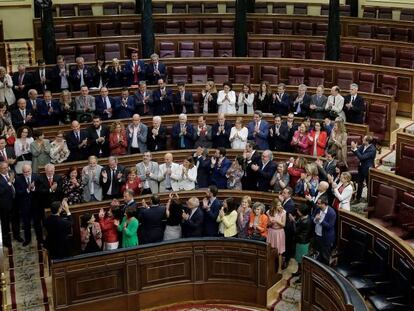 Pedro Sánchez es aplaudido por su grupo parlamentario tras el debate de la moción de censura presentada por su partido.