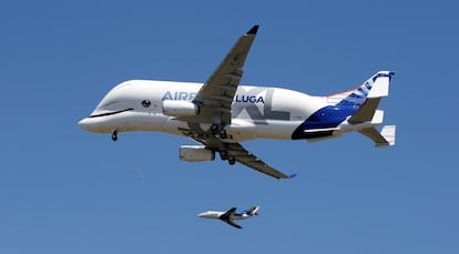 El que voló hoy es el primero de los cinco 'Beluga XL' que está previsto que se fabriquen, y que entrarán en servicio progresivamente de aquí a mediados de 2022. La certificación del primero, al término del periodo de pruebas, se espera para mediados del año próximo.